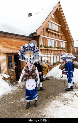 Silvesterklaus masqué est une personne prenant part à la fête de la Saint Sylvestre à Appenzell, Suisse, et contribuant ainsi à maintenir la Ch Banque D'Images
