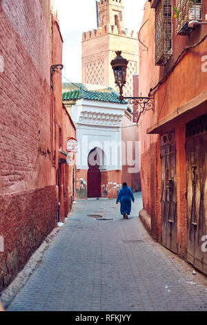 Scène d'une petite rue traditionnelle de Marrakech / Marrakech, Maroc. Banque D'Images