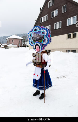 Silvesterklaus masqué est une personne prenant part à la fête de la Saint Sylvestre à Appenzell, Suisse, et contribuant ainsi à maintenir la Ch Banque D'Images