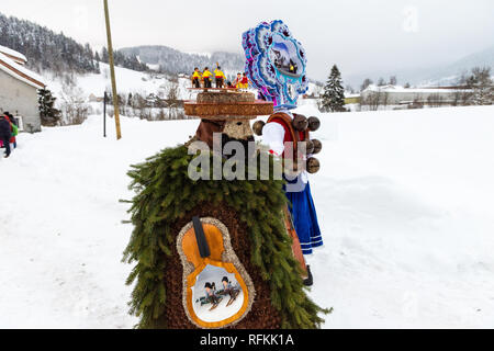 Silvesterklaus masqué est une personne prenant part à la fête de la Saint Sylvestre à Appenzell, Suisse, et contribuant ainsi à maintenir la Ch Banque D'Images