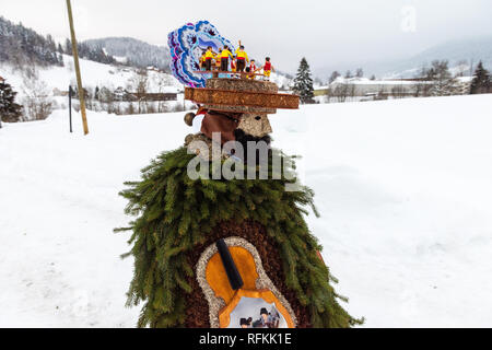 Silvesterklaus masqué est une personne prenant part à la fête de la Saint Sylvestre à Appenzell, Suisse, et contribuant ainsi à maintenir la Ch Banque D'Images