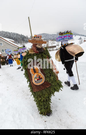 Silvesterklaus masqué est une personne prenant part à la fête de la Saint Sylvestre à Appenzell, Suisse, et contribuant ainsi à maintenir la Ch Banque D'Images