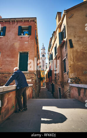 Rues étroites de Venise au-dessus des canaux, Venise, Italie Banque D'Images