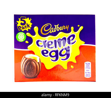 SWINDON, UK - 26 janvier 2019 - 5 pack d'œufs Cadbury creme isolé sur fond blanc Banque D'Images