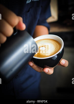 Comment faire du café latte art Banque D'Images