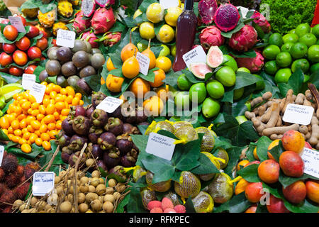 Les fruits exotiques et les fruits sur le comptoir de marché espagnol Banque D'Images