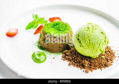 Dessert sucré et le thé vert de lave glace au chocolat avec crème et fraise en plaque blanche - Traitement du filtre couleur Banque D'Images