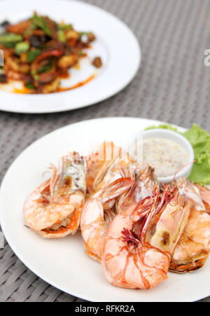 Crevettes grillées avec sauce aux fruits de mer sur plaque blanche Banque D'Images