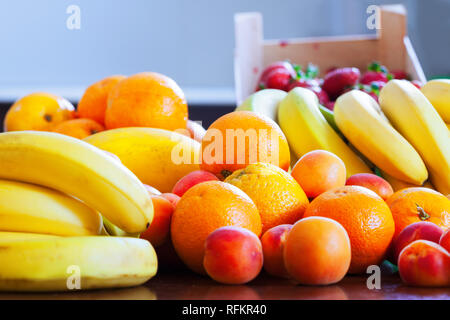 Tas de fruits mûrs sur table de cuisine à la maison Banque D'Images