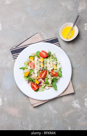 L'automne fait maison salade saine avec le quinoa, salade, tomates, courgettes et fromage feta sur une plaque blanche, vue du dessus Banque D'Images