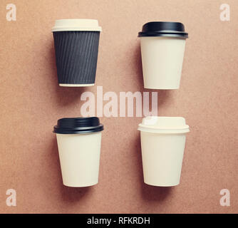 Tasse à café en papier des maquettes pour l'identité de marque avec effet filtre rétro Banque D'Images