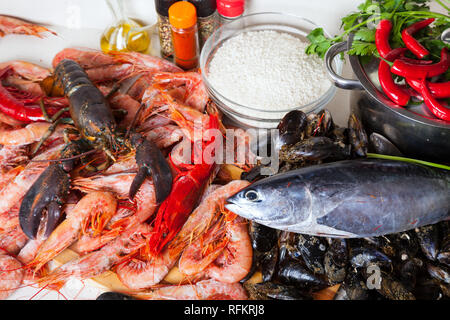 Matières premières fraîches et de produits marins au riz cuisine maison Banque D'Images