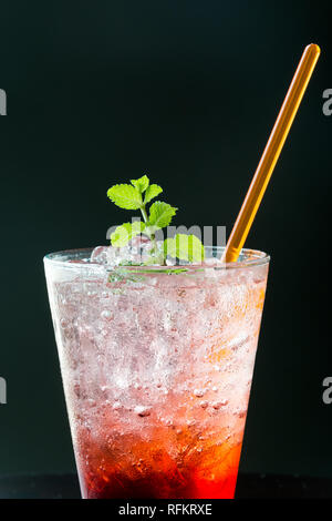 Strawberry soda avec peppermint sur le dessus Banque D'Images
