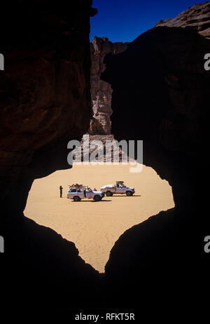 Le Tassili N'Ajjer, ALGÉRIE - 10 janvier 2002 : des inconnus avec leurs véhicules hors-route dans les dunes de sable du désert du Sahara algérien, l'Afrique, Tassili Banque D'Images