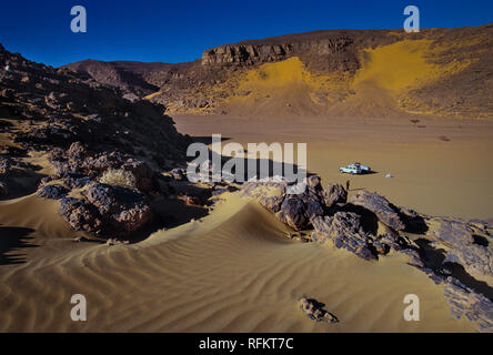 Le Tassili N'Ajjer, ALGÉRIE - 10 janvier 2002 : des inconnus avec leurs véhicules hors-route dans les dunes de sable du désert du Sahara algérien, l'Afrique, Tassili Banque D'Images