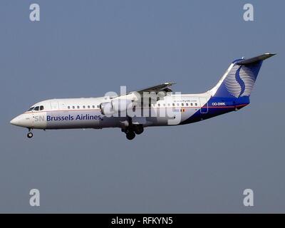 BAE Systems 146 Avro RJ100 OO-DWK Brussels Airlines à l'atterrissage à Zaventem. Banque D'Images