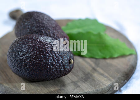 Ensemble de deux matières premières mûres avocats hass, Close up, concept d'aliments sains Banque D'Images