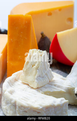 Assortiment de fromages européens célèbres, néerlandais balle rouge Edam et vieux fromages à trous, fromage Manchego Espagnol, Français soft Brie et Camembert, Anglais Banque D'Images