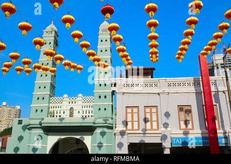 Tour complet de Fête des lanternes chinoises sur North Bridge Road, en face de la mosquée Jamae, Chinatown, à Singapour, à l'occasion du Nouvel An chinois Banque D'Images