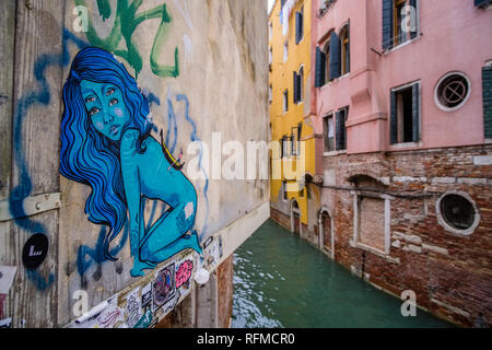 Canaux d'eau étroit menant à travers les maisons de brique en difficulté de la soi-disant 'Flottante', un graffity pulvérisé à un mur Banque D'Images