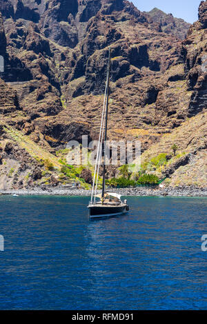 Yachts et bateaux de touristes près des falaises verticales Acantilados de los Gigantes (falaises des Géants). Vue de l'océan Atlantique. Banque D'Images