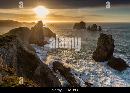 Coucher du soleil dans l'Urros de Liencres. La Cantabrie. L'Espagne. Banque D'Images