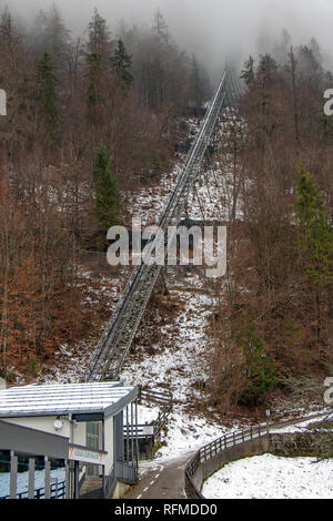 Le funiculaire se termine dans les nuages sur la colline. Rail à haute altitude en ascenseur Hallstatt, Autriche. Banque D'Images