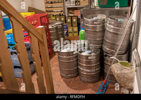 Le dépôt de pub avec de barils de bière. De rangement des boissons dans le sous-sol cave. Stockage des tonneaux de bière et des caisses avec des bouteilles pour restaurant. Banque D'Images