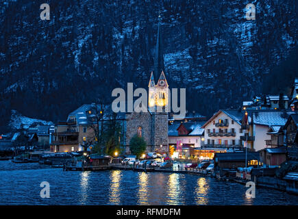 La ville pittoresque de Hallstatt en hiver. Coucher de soleil sur Hallstatt, Autriche. Banque D'Images