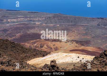 Les champs de lave de la caldera de Las Canadas du volcan Teide. Vue sur la vallée depuis le sommet du volcan. Tenerife. Îles Canaries. L'Espagne. Banque D'Images