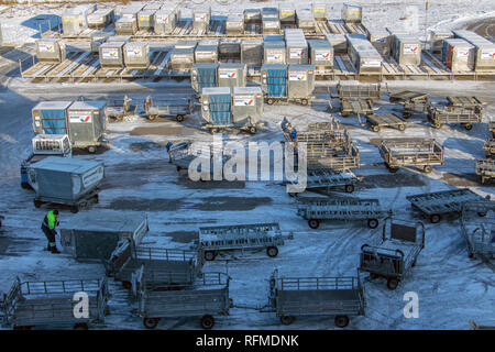 KIEV, UKRAINE, LE 28 NOVEMBRE 2018, les conteneurs avec chariots dans la zone de stockage à l'aéroport d'hiver. Banque D'Images