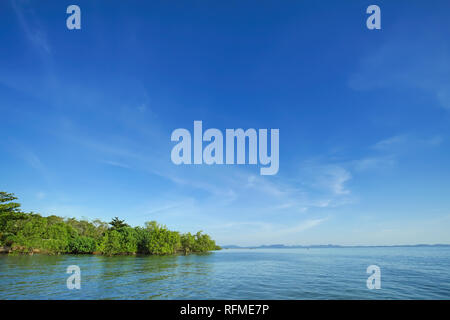 Mer bleue et ciel bleu à Koh Chang, Thaïlande, Province de Trad. Banque D'Images