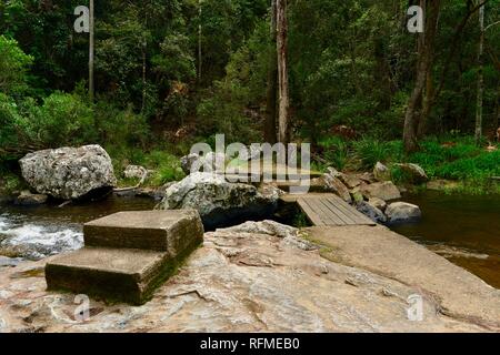 Un petit pont de bois sur une rivière qui coule, le granit bend voie de broken river, Eungella National Park, Queensland, Australie Banque D'Images
