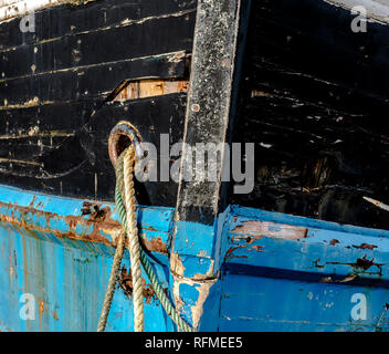 L'article de l'ancien bateau de pêche en bois amarré dans le vieux port de Newlyn Cornwall UK Europe Banque D'Images