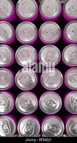 Close-up de dessus d'un grand nombre de boissons, boîtes d'affilée. Les canettes de boisson en aluminium. Banque D'Images