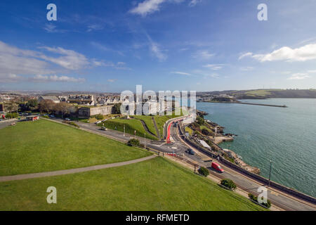 Citadelle de Plymouth et de laboratoires marins haut de Smeaton's Tower. Mount Batten Pier à distance Banque D'Images