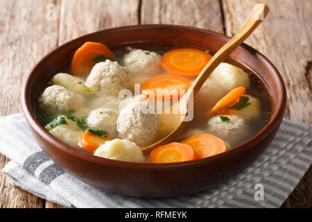 Soupe riche avec des boulettes de viande, boulettes de légumes et de close-up dans un bol sur une table en bois. L'horizontale Banque D'Images