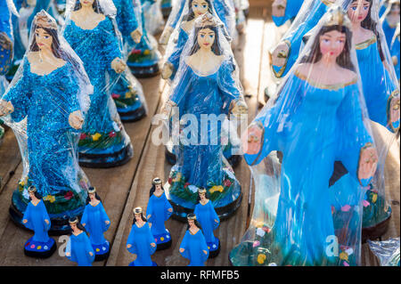 Souvenirs d'artisanat faits à la main de la déesse Yoruba figurines stand Yemanja exposée au festival annuel dédié à sa à Salvador, Bahia, Brésil Banque D'Images