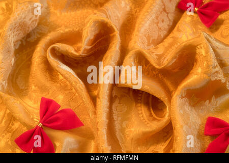Symbole d'amour, lampes en forme de chaleur sur fond de couleur or Banque D'Images