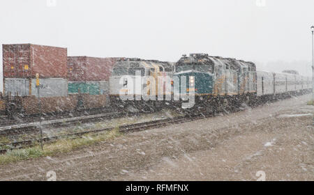 Locomotive de VIA Rail à Jasper dans une tempête de neige Banque D'Images