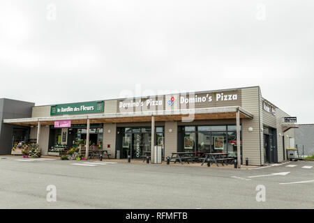 Dominos Pizza et le magasin de fleurs sur la rue de Brest, France, 28 mai 2018. Banque D'Images