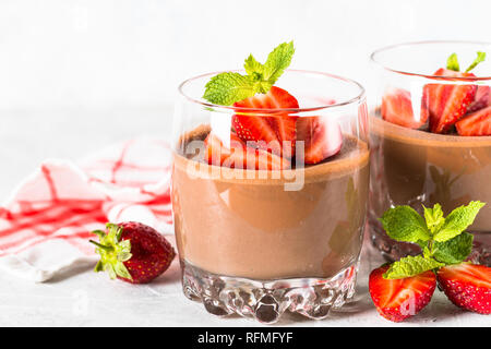 Cottawith panna chocolat baies fraîches. Dessert au chocolat de crème fouettée avec du chocolat et les fraises dans le verre. Banque D'Images