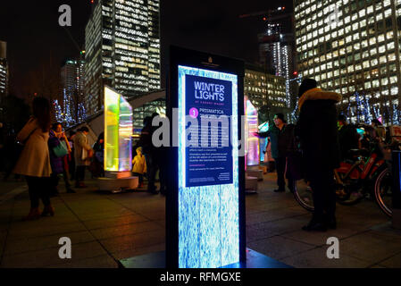 Londres, Angleterre - Janvier 2019 : Visiteurs à Prismatica , Jubilee Plaza Hiver 2019 .phares du Festival. Installations interactives à Canary Wharf Banque D'Images