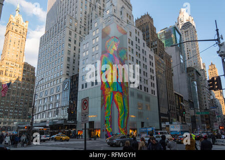 Une installation artistique de 12 étages par Virgil Abloh est vu à la Louis Vuitton flagship sur la Cinquième Avenue à New York. Banque D'Images