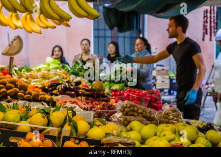 L'opérateur de marché est la vente de fruits et légumes au marché du Rialto, Mercato di Rialto pour touristes Banque D'Images