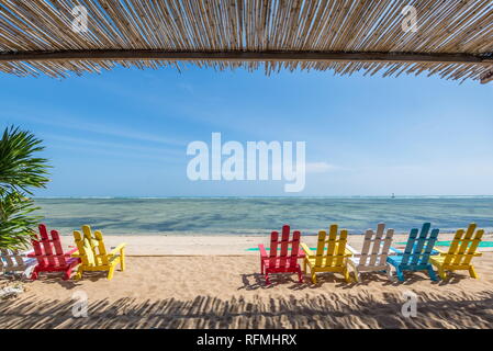 Beach front place pour méditer - romantique paysage de mer avec des chaises colorées Banque D'Images