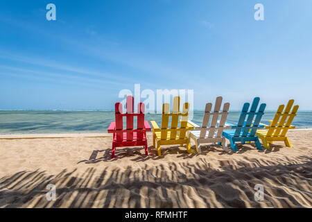 Beach front place pour méditer - romantique paysage de mer avec des chaises colorées Banque D'Images