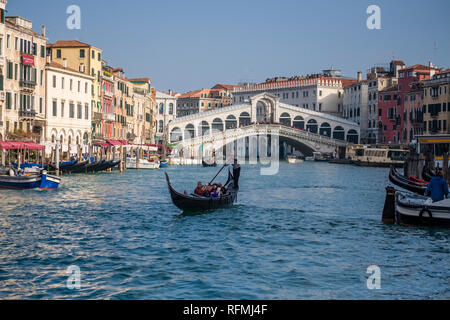 Pont du Rialto, le Ponte di Rialto, une arche de pierre pont, enjambant le Grand Canal, Canal Grande, gondoles crossing Banque D'Images
