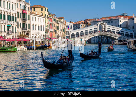 Pont du Rialto, le Ponte di Rialto, une arche de pierre pont, enjambant le Grand Canal, Canal Grande, gondoles crossing Banque D'Images