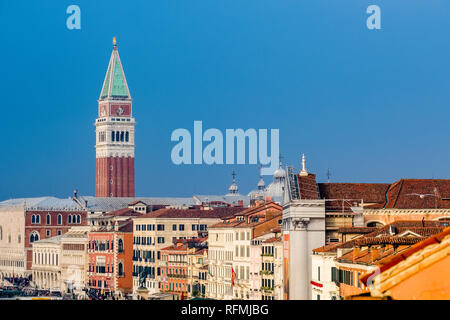 Vue aérienne sur la Place Saint Marc, Le Campanile Campanile di San Marco à travers les toits de la "ville flottante" Banque D'Images